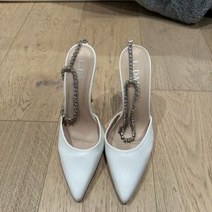 White pointed toe heel, diamond chain